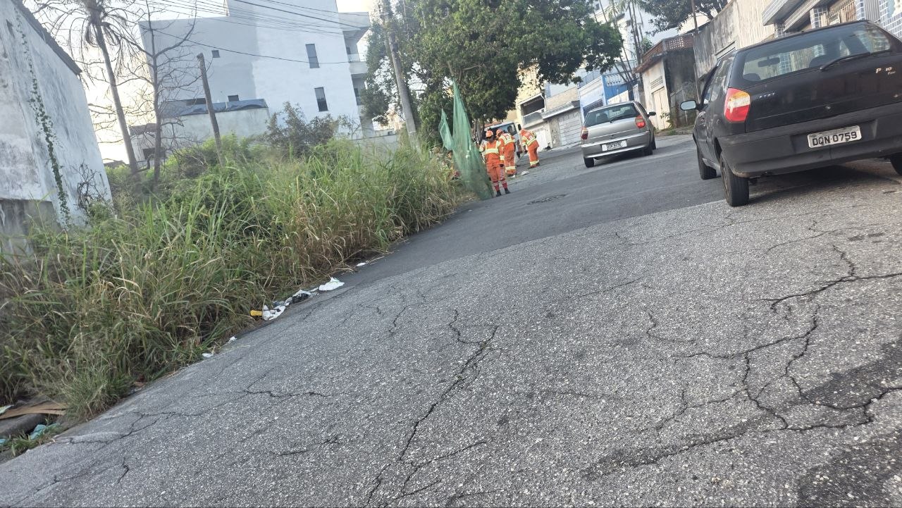 Capa de Limpeza da Prefeitura na Rua Belfort Roxo